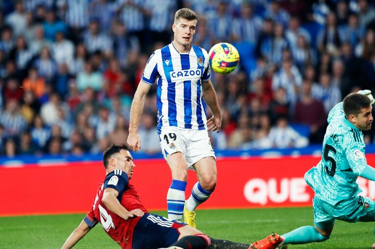 「TAKE 14」ユニ少年の期待に応えて…前髪イメチェン久保建英のW杯後ソシエダ初戦「ゴールへの気迫＋守備」を撮った〈写真多数〉(30)