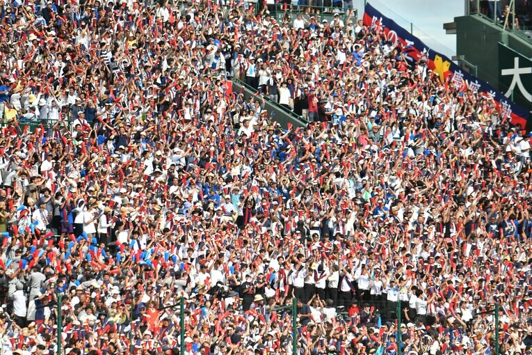 外野の後ろも全員、慶応のファン。その圧力も勝利に貢献した　©Hideki Sugiyama