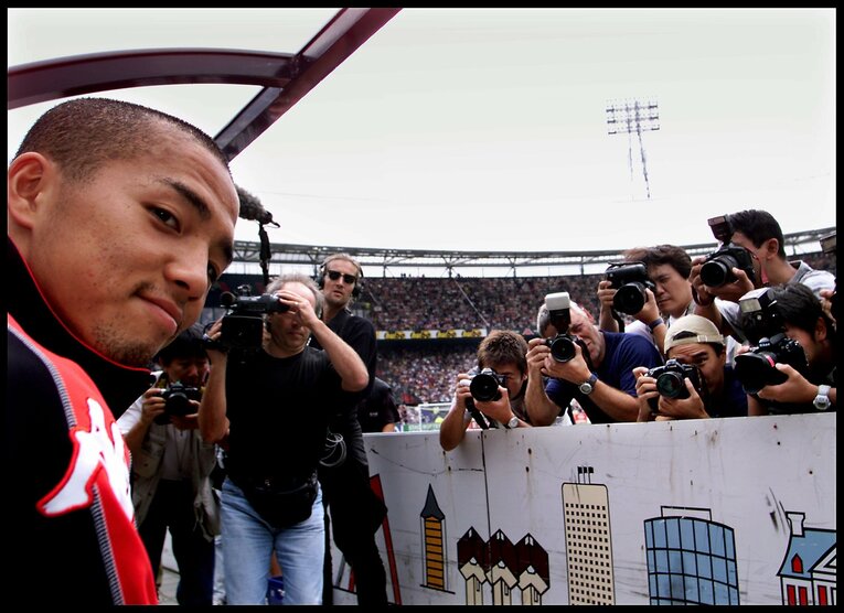 新加入の「シンジ・オノ」を狙うカメラマンたち（2001年8月）©️Hollandse-Hoogte/AFLO