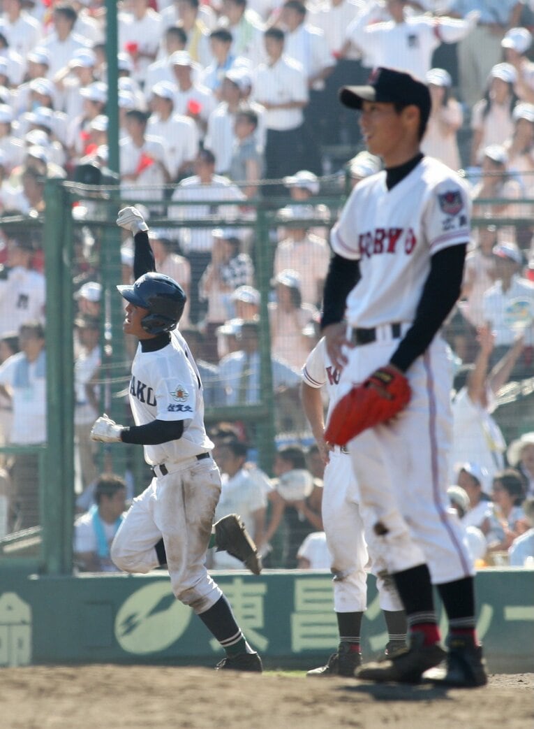 拳を突き上げる副島浩史と呆然とする野村祐輔（2枚目／全4枚）　©JIJI PRESS