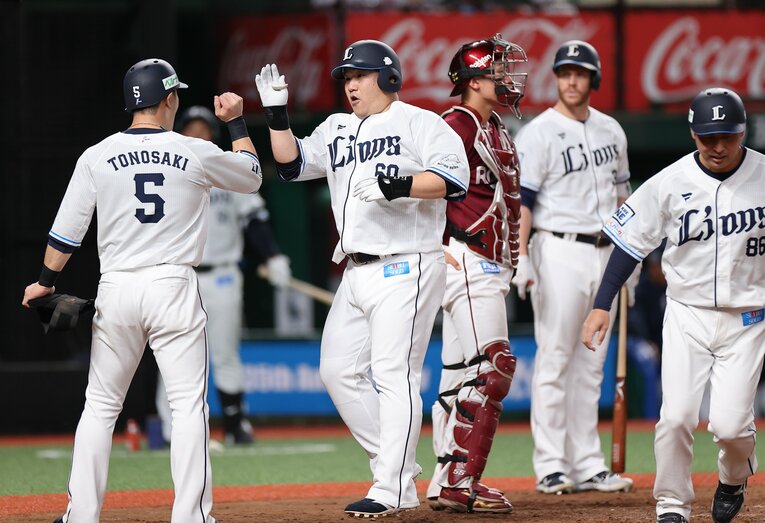 ベテランの中村剛也（中央）らを中心に、ライオンズの選手たちの強さはストイックな練習に支えられている　©︎JIJI PRESS