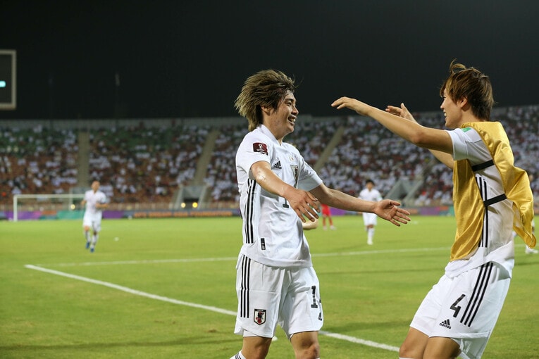 先制点に喜び合う伊東純也と板倉滉。スタジアムにはすでに諦めムードが漂っていた　©JFA