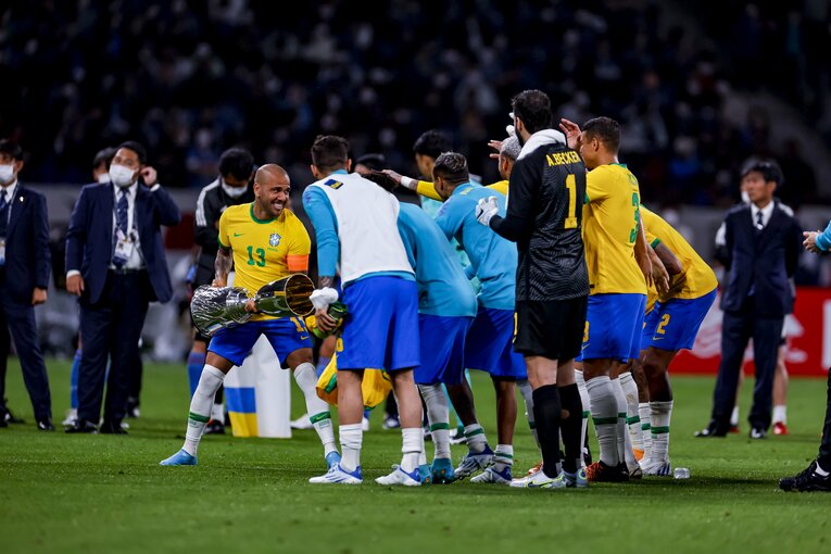 試合後、トロフィーを手にはしゃぐセレソンの面々　©Kiichi Matsumoto/JMPA