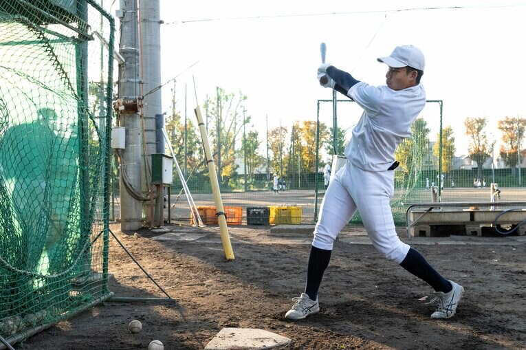 力強いスイングを見せる森井　©Takashi Shimizu