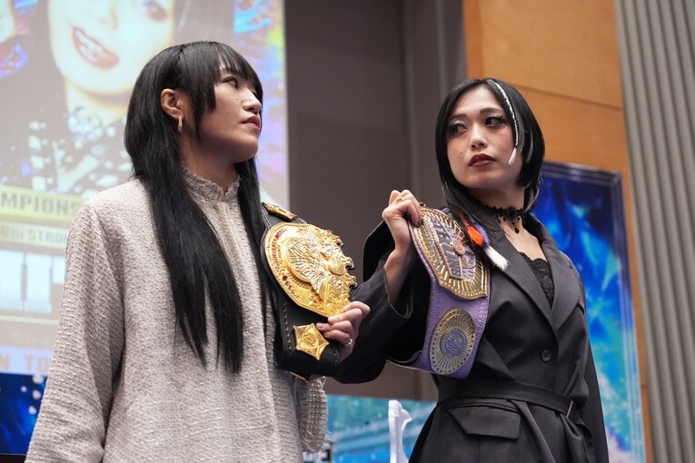 朱里と上谷沙弥がIWGP女子とSTRONG女子の王座をかけて新日本プロレス「1.4」東京ドーム大会のリングに立つ。11月4日、テレビ朝日　©Essei Hara