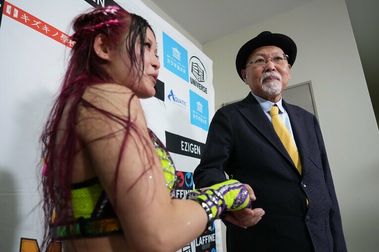 イヨ・スカイと握手するロッシー小川　©Essei Hara