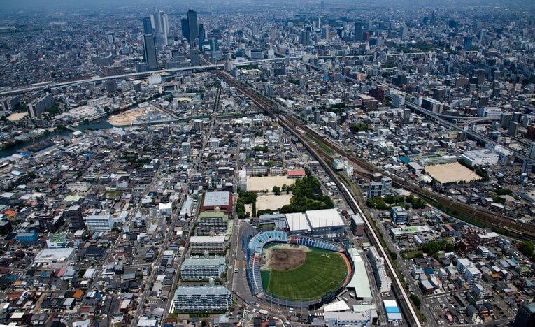 空撮写真。ナゴヤ球場（写真下）から名古屋駅（写真上）は新幹線（写真の真ん中を走る線路）ですぐ　©JIJI PRESS