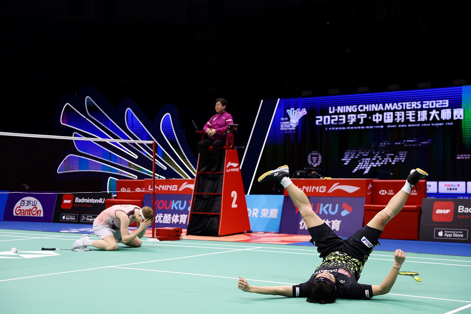 中国マスターズで死闘の末アントンセンに勝利して崩れ落ちる奈良岡（手前）　©AFLO