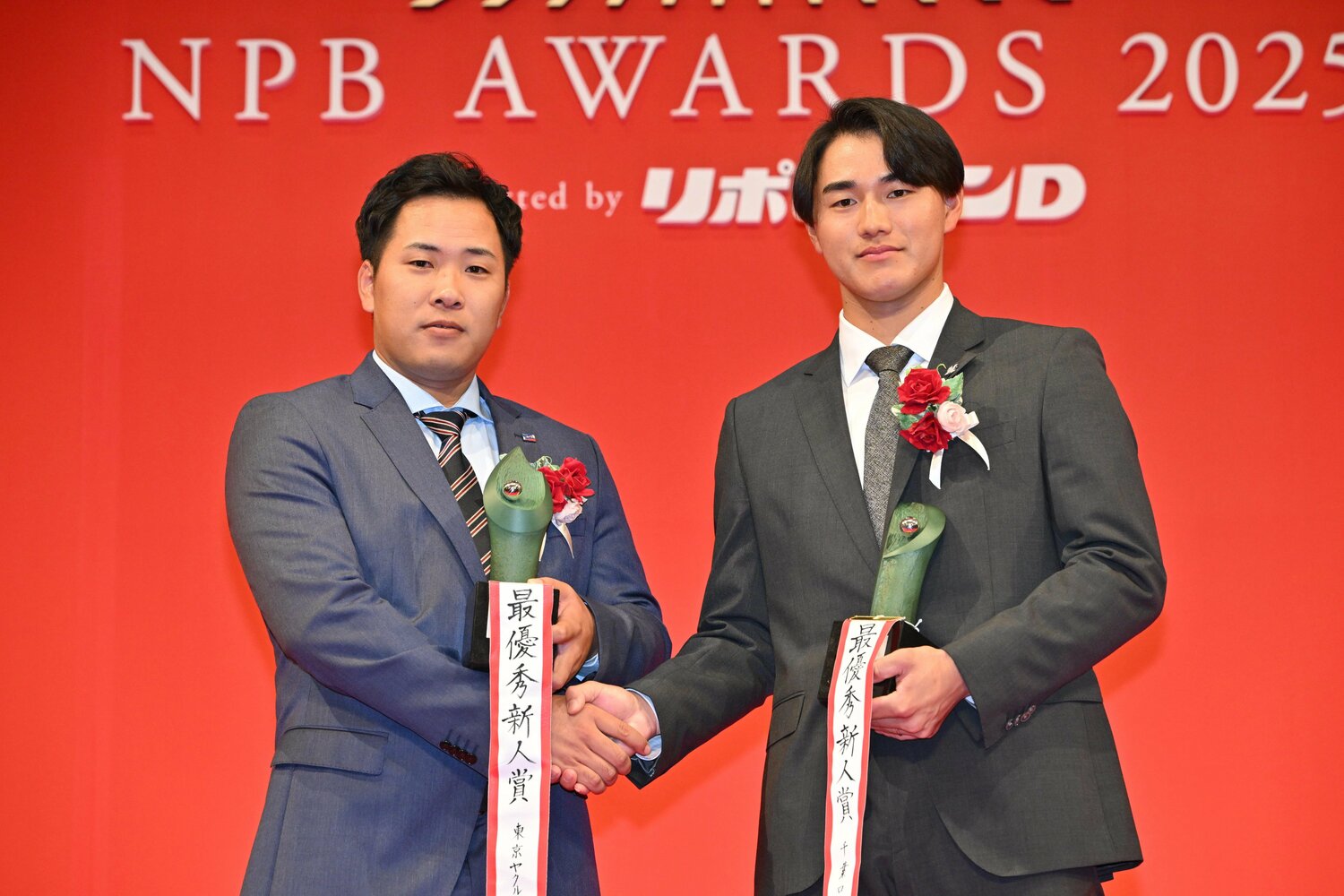 2025年の最優秀新人賞に選ばれたヤクルトの荘司宏太投手（左）とロッテの西川史礁外野手　©JIJI PRESS