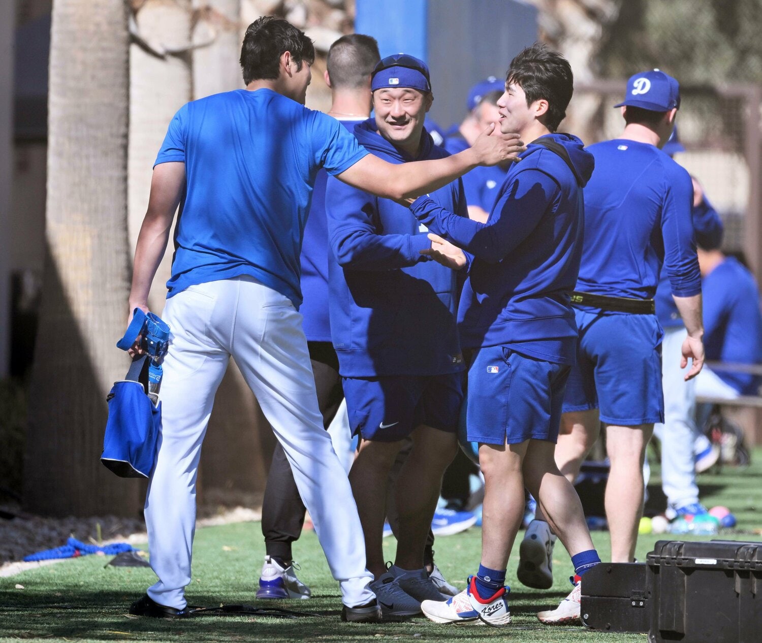 今年2月のキャンプでキム・ヘソン（右）を激励する大谷翔平　©︎JIJI PRESS