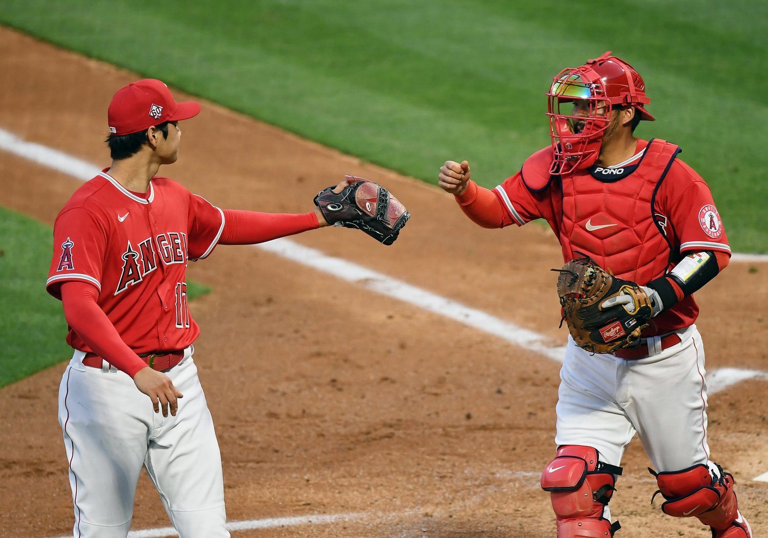 捕手のスズキとグラブタッチ©Getty Images