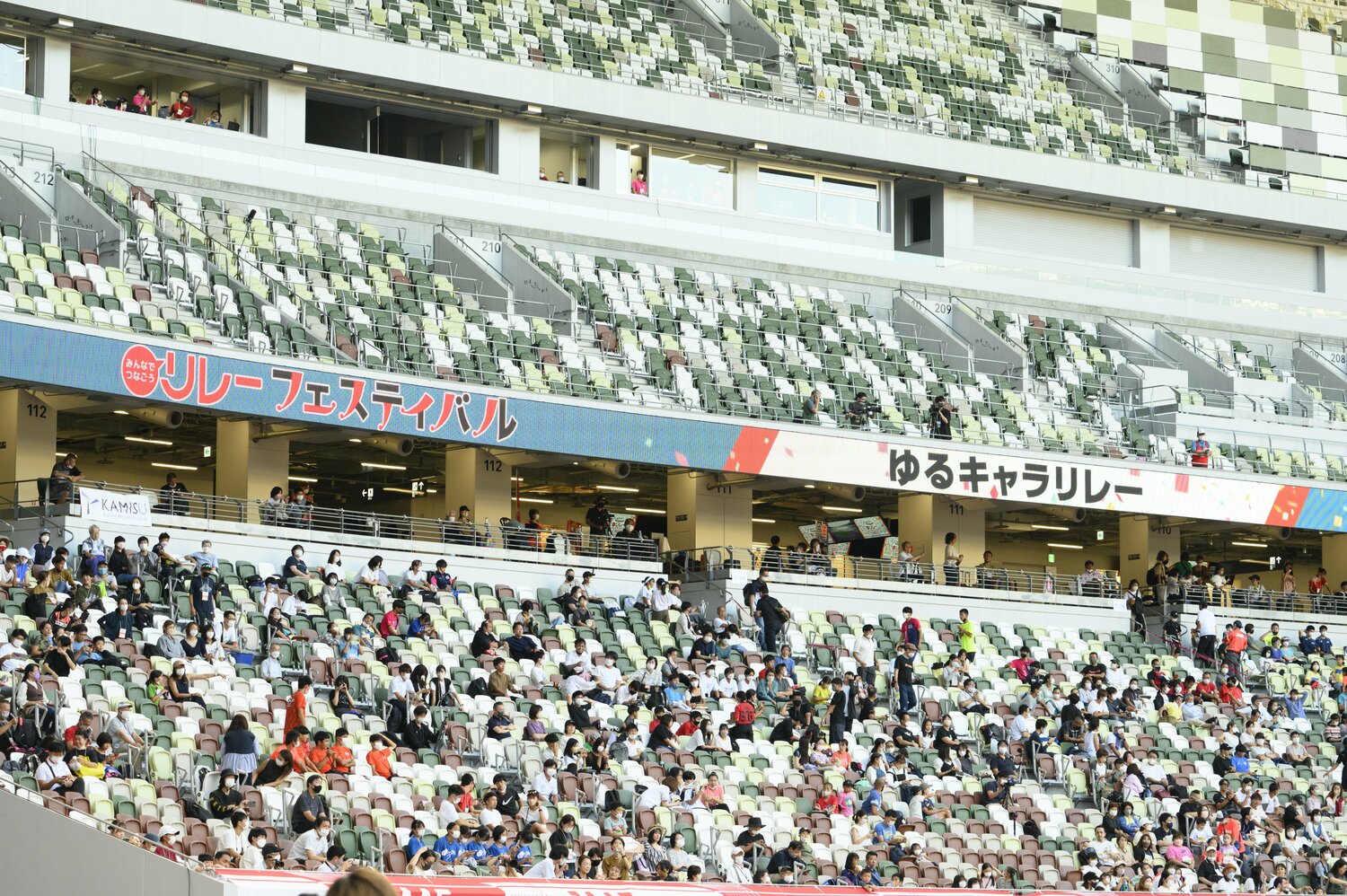 なかなか始まらないゆるキャラリレーに場内は歓声から次第にざわめきへと変わる　©Hirofumi Kamaya