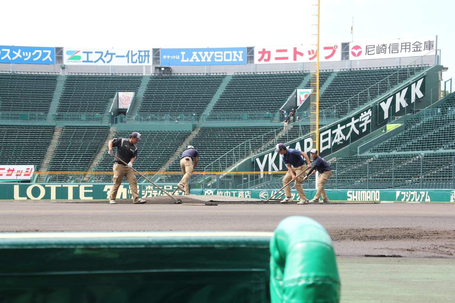 三塁側ベンチから見た阪神園芸の整備の様子