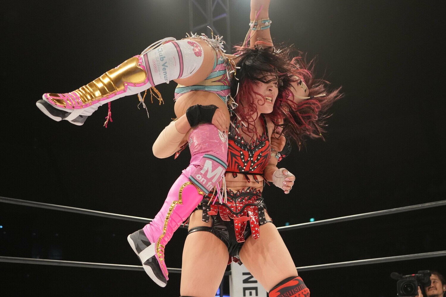 白川未奈を担ぎ上げる林下詩美