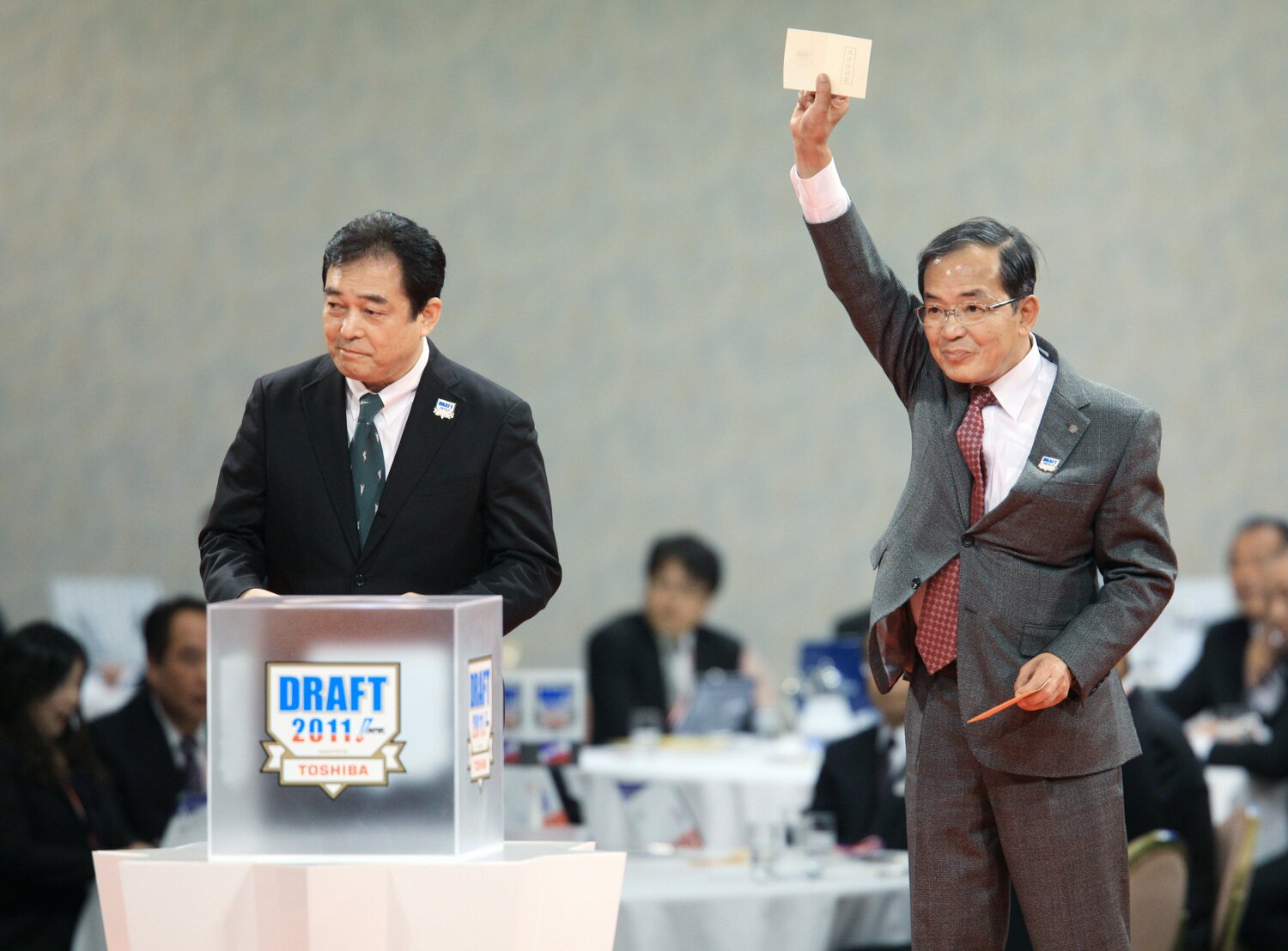 巨人入りを熱望していた菅野だったが日ハムも強行指名。津田敏一球団社長がくじを当てた。左は巨人の清武英利代表　©JIJI PRESS