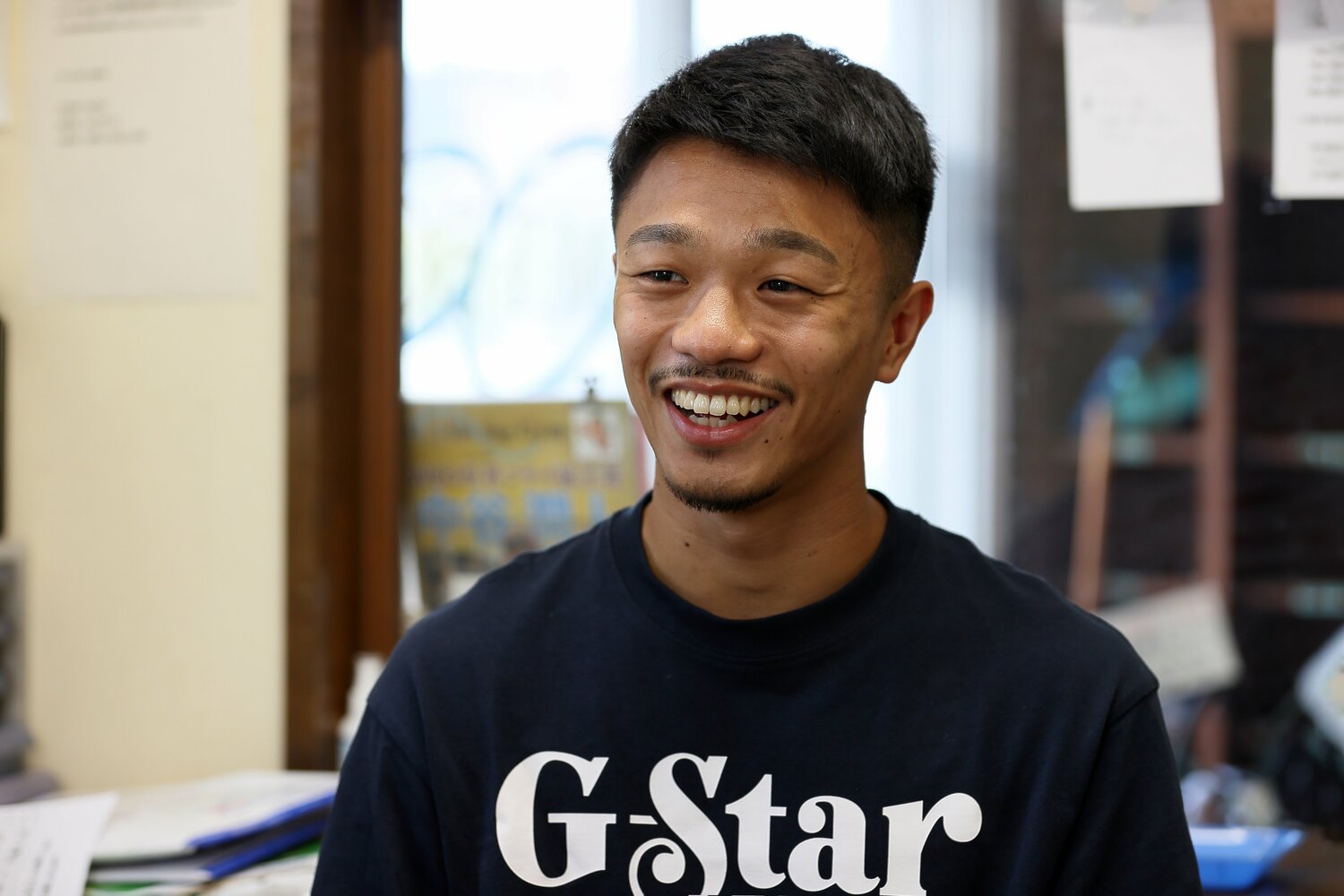 苦笑いを浮かべながらルディトレーナーの過酷なトレーニングについて語る中谷　©︎Shigeki Yamamoto