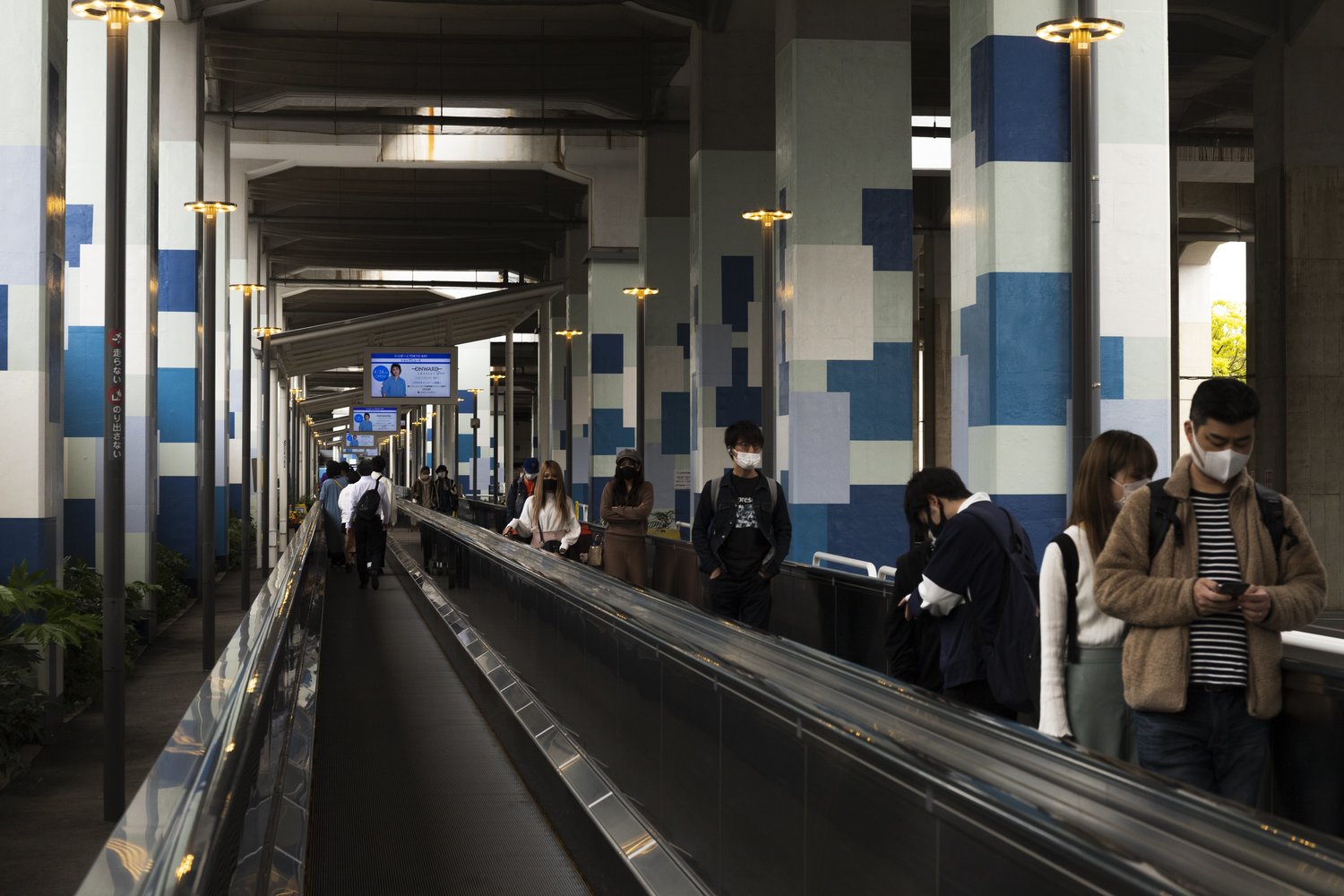 競馬場へもららぽーとへも駅から動く歩道で向かう
