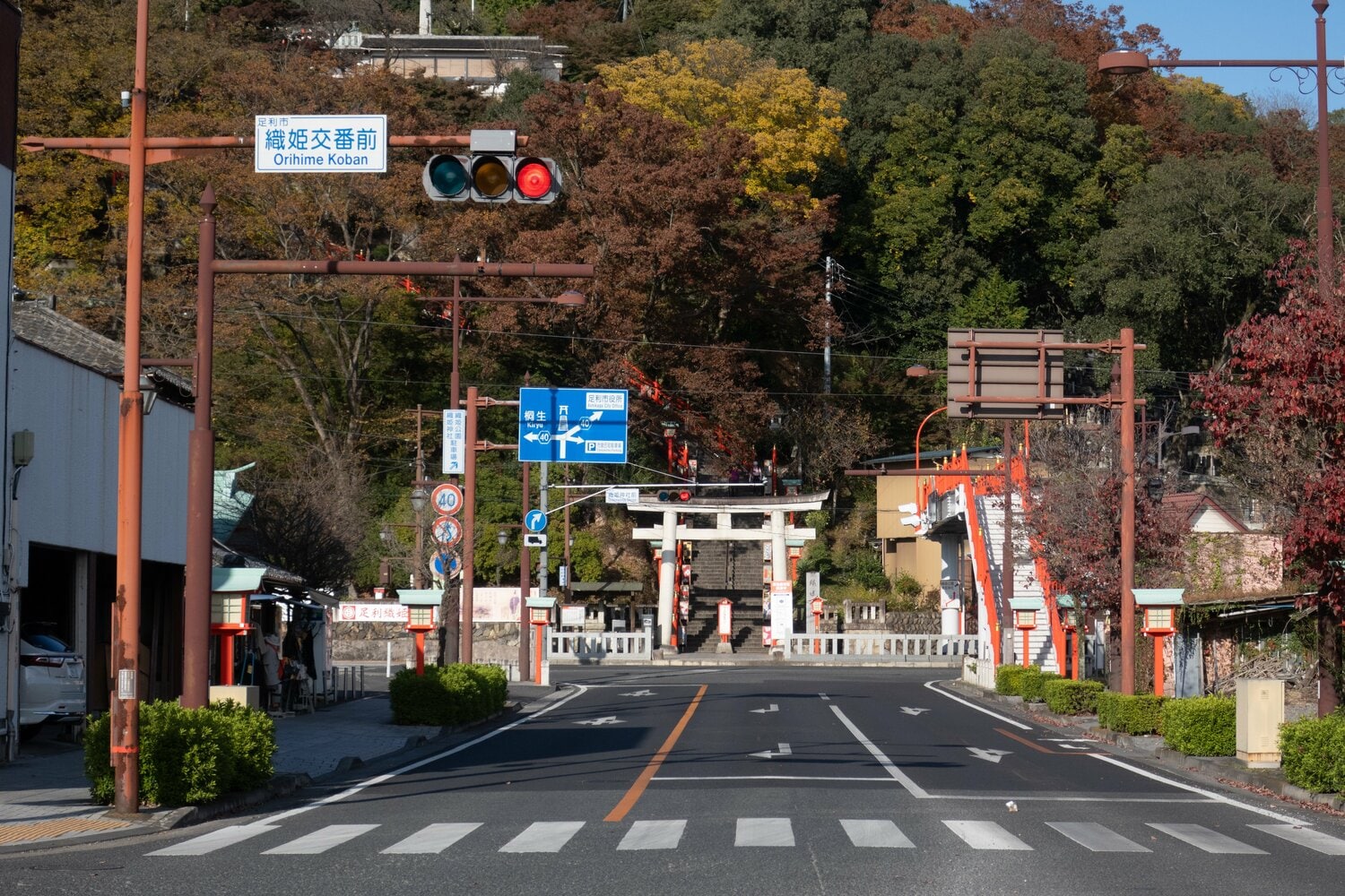 足利織姫神社。社殿まで229段の階段を上るという