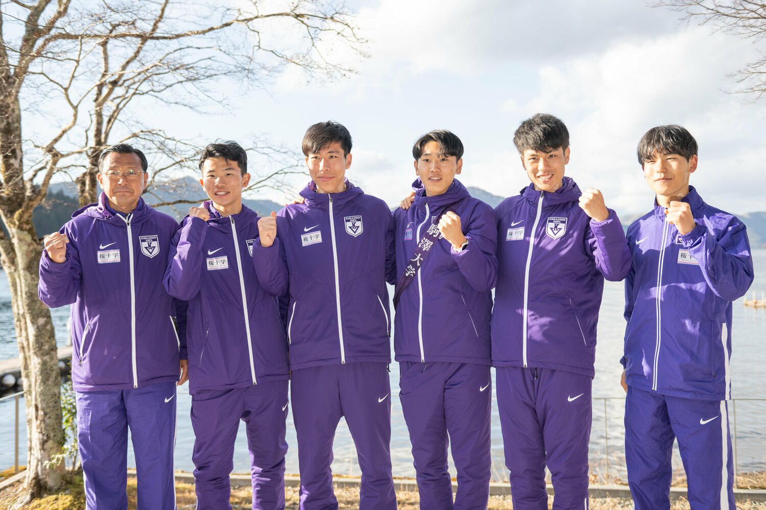 大八木監督と左から1区～5区の円健介、田澤廉、篠原倖太朗、鈴木芽吹、山川拓馬の往路を走った選手たち　©Nanae Suzuki