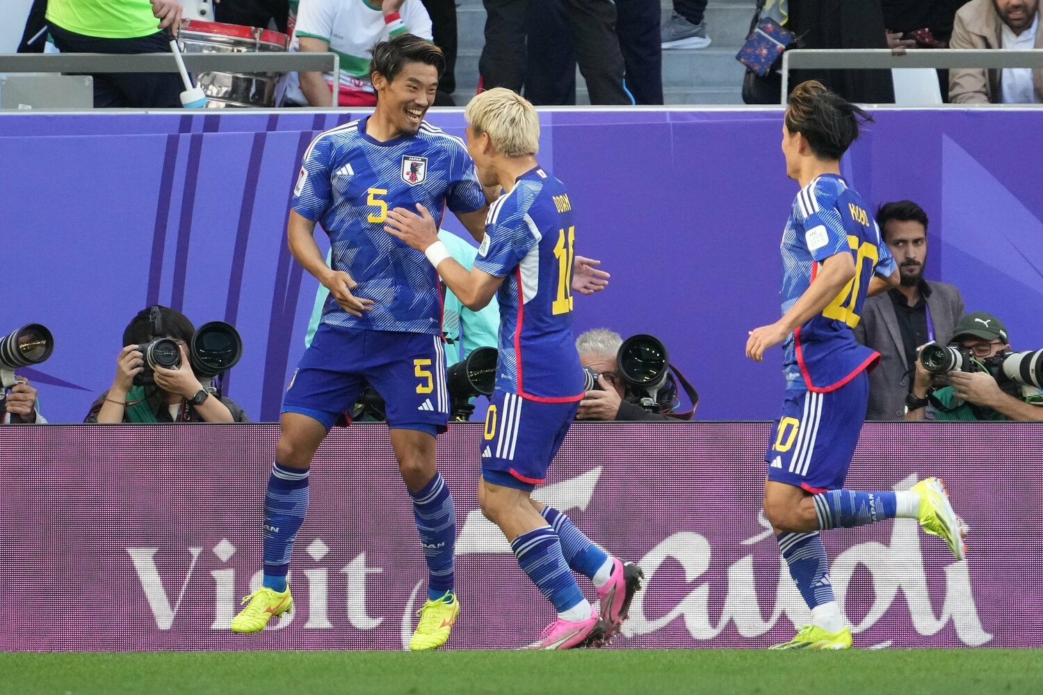 先制ゴールを決めた守田英正を祝福する堂安律と久保建英 ©Masashi Hara