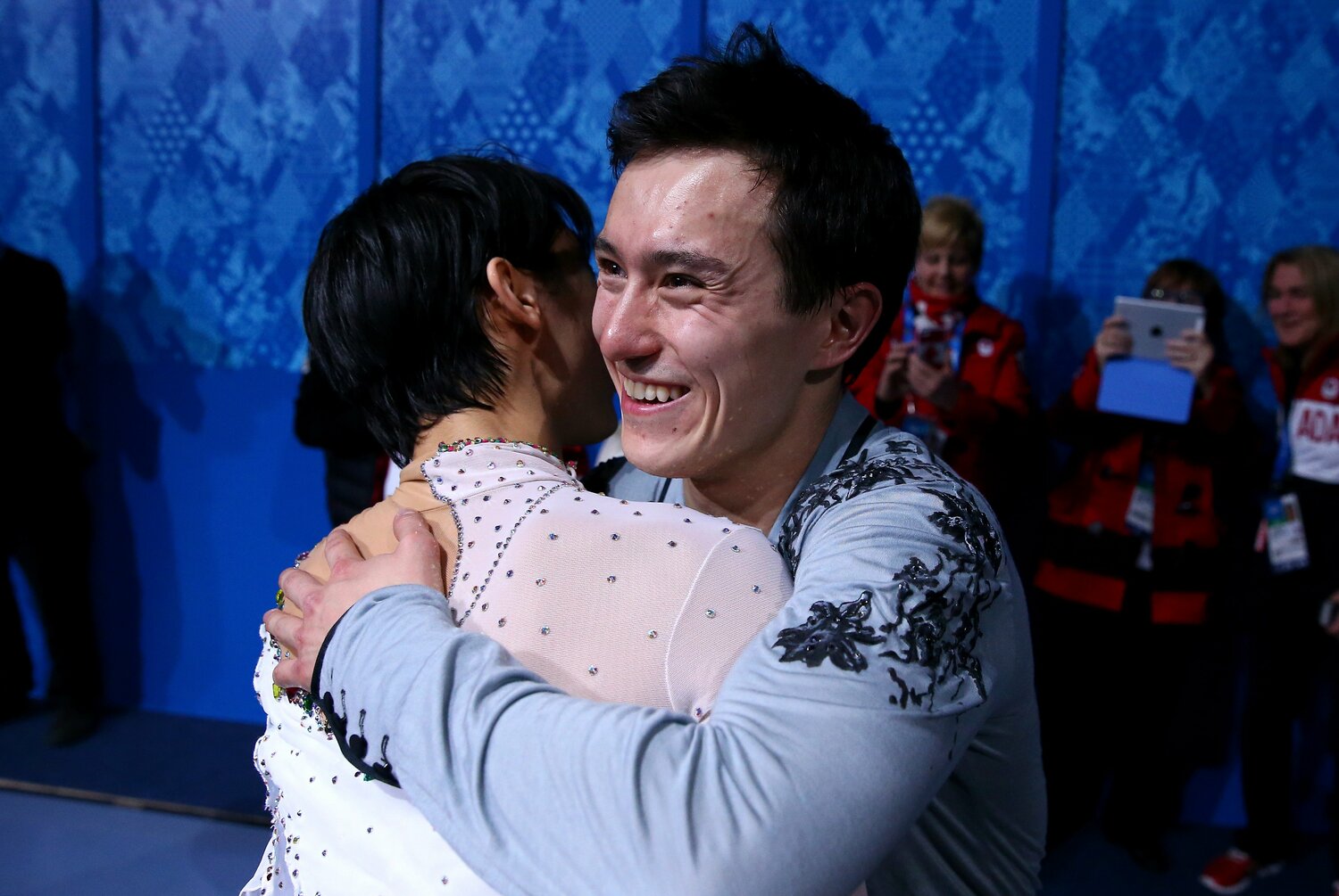 ソチ五輪で互いを称え合うパトリック・チャンと羽生結弦　©Getty Images