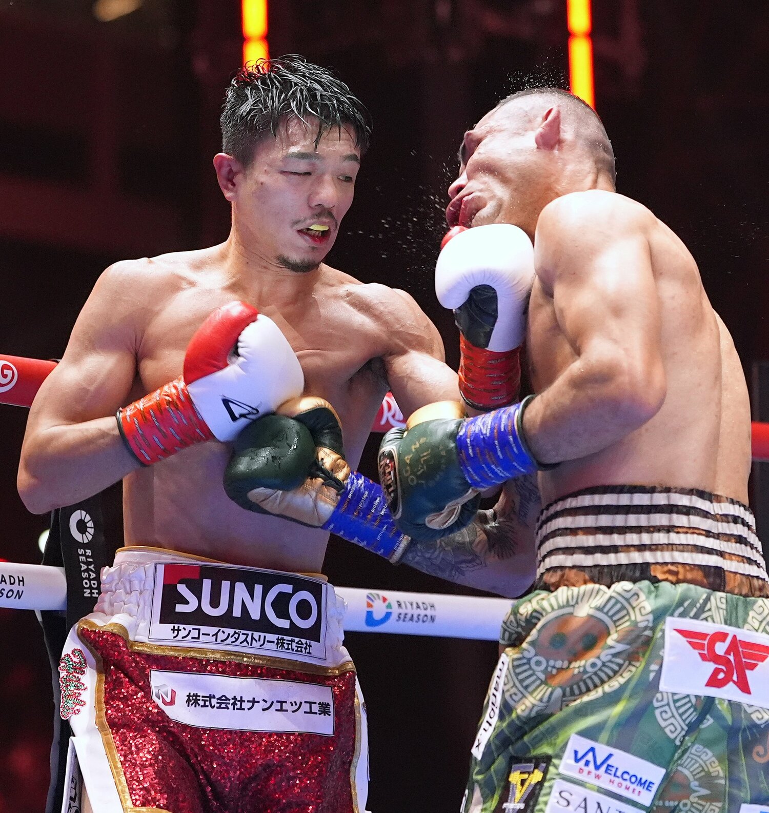 中谷潤人の左アッパー。エルナンデスの頭が跳ね上がる　©Naoki Fukuda