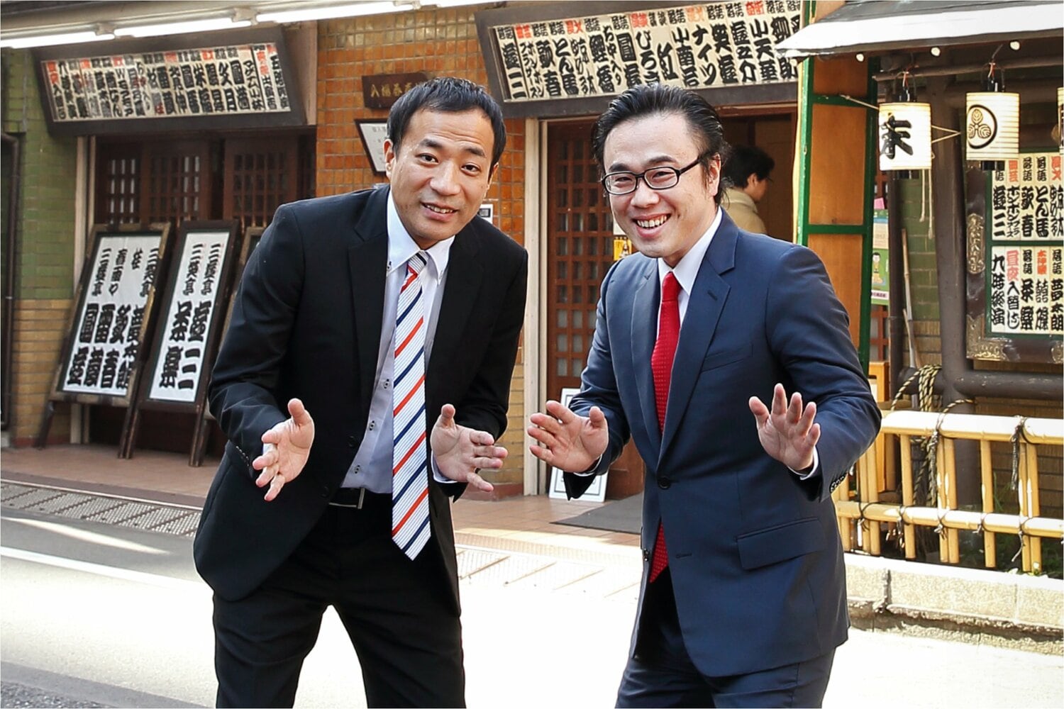 佐賀市立鍋島小学校時代の同級生・坪田信貴氏（『学年ビリのギャルが1年で偏差値を40上げて慶応大学に現役合格した話』著者）と新宿末廣亭前で2ショット　©BUNGEISHUNJU