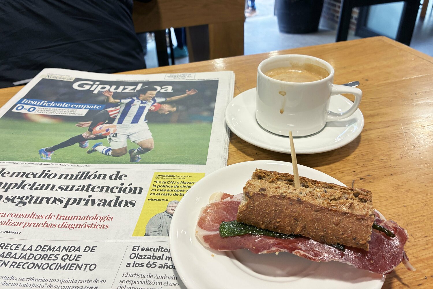ダービー翌日の朝食と現地紙　©Daisuke Nakashima　※クリックか右にスワイプすると“PKの笛が鳴らなかったシーン”など他の写真がご覧になれます