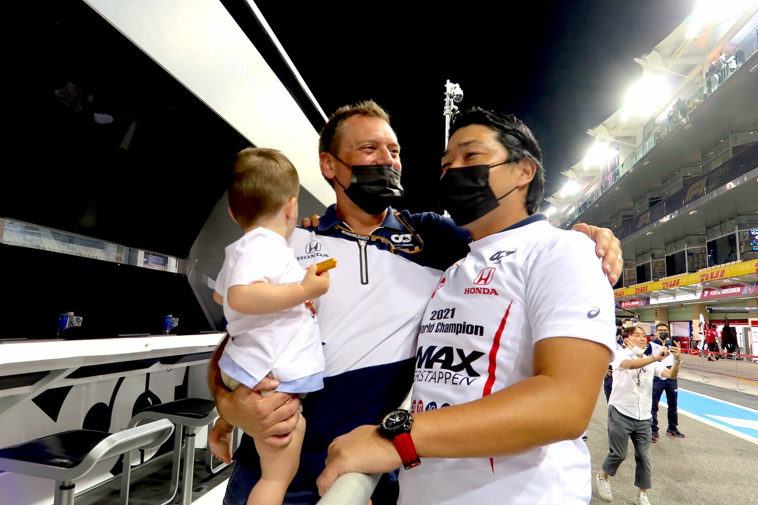 アルファタウリのチーフエンジニア（CE）、ジョナサン・エドルズと喜びを分かち合う本橋CE（右）