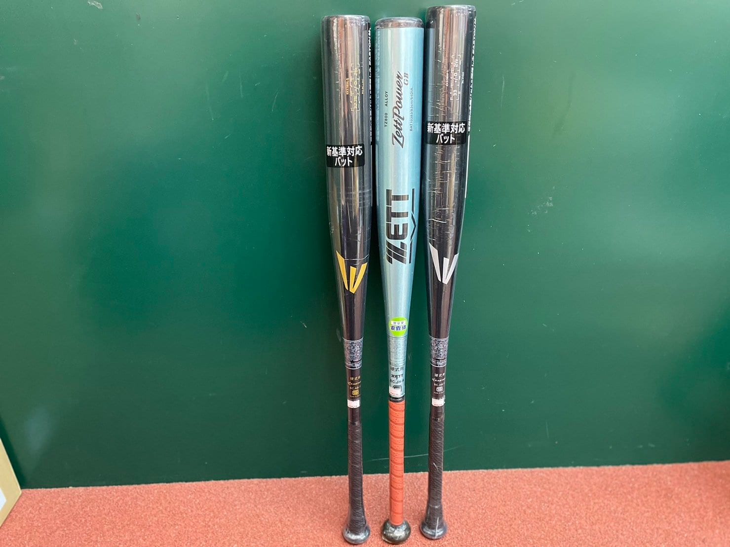 真ん中がゼットパワー。両脇がイーストンの新基準バット。「10人いたら8人くらいはゼットかイーストンを買う」状態だという