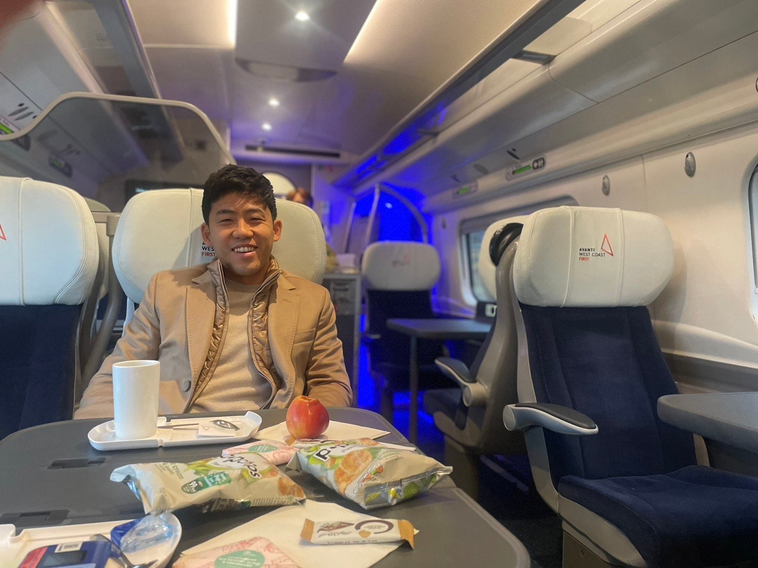 筆者撮影。列車の中でリラックスした表情の遠藤