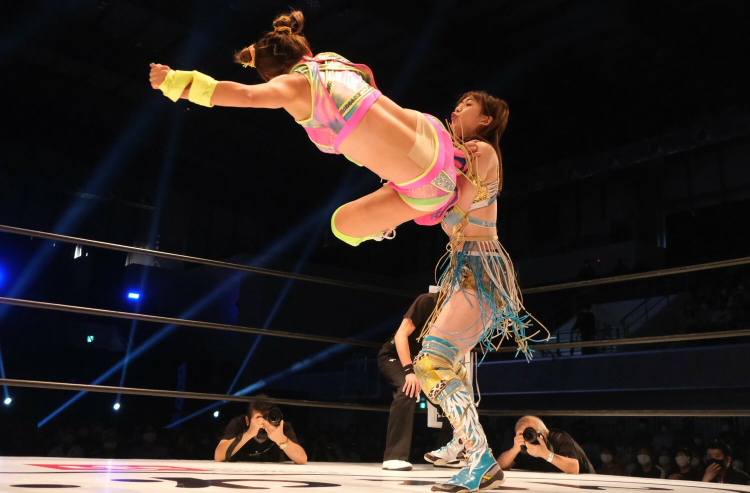 何度も繰り出したドロップキック