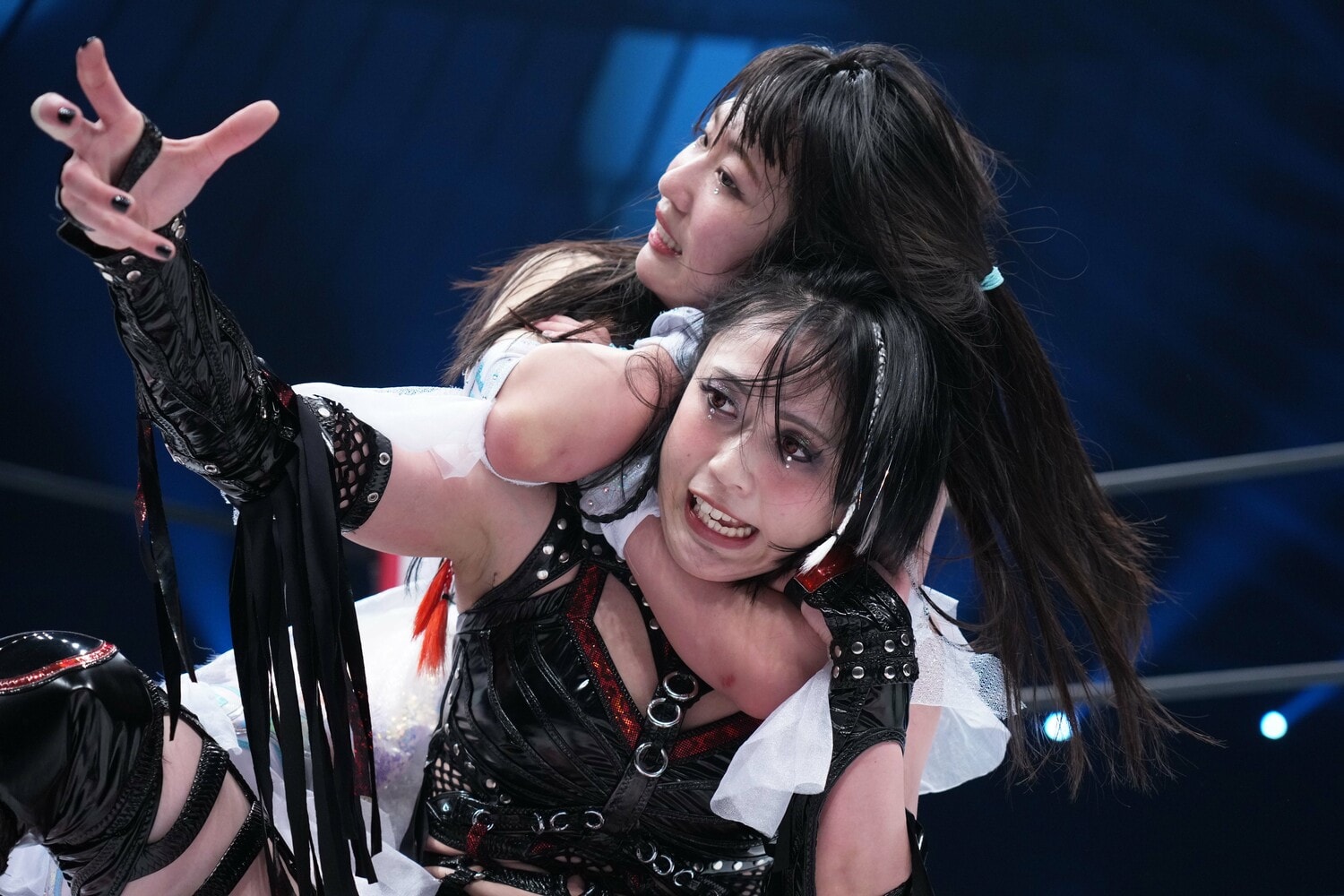 上谷沙弥をスリーパーホールドで捕らえた玖麗さやか　©Essei Hara