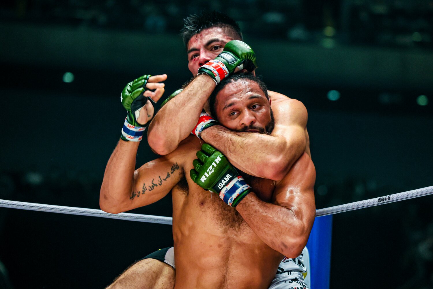 3ラウンド、AJ・マッキーのバックをとったホベルト・サトシ・ソウザだが、極めきることはできなかった　©RIZIN FF Susumu Nagao