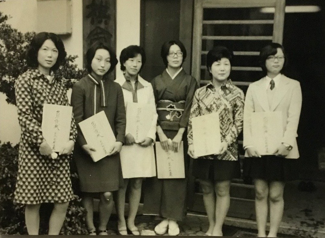 草創期の6人の女流棋士。左から、女流アマ棋界で最強だった関根紀代子(女流六段=当時33)、元奨励会初段の蛸島彰子(女流六段=同28)ら Photo by Noboru Tamaru