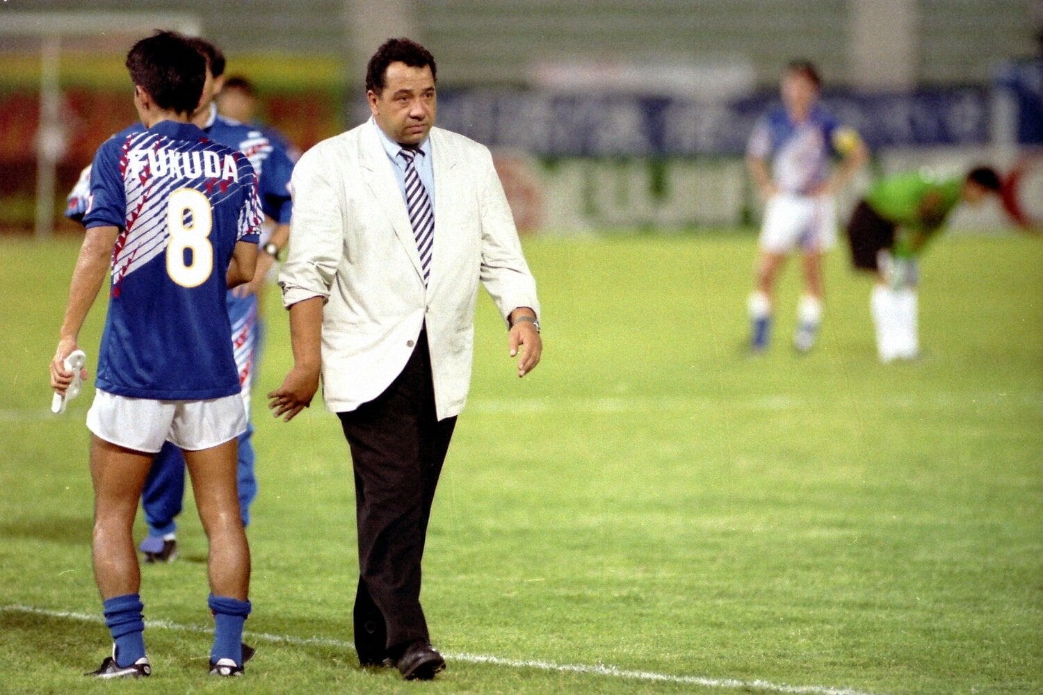 福田（左）をはじめ、選手たちに言葉をかけたオフト監督（1993年）