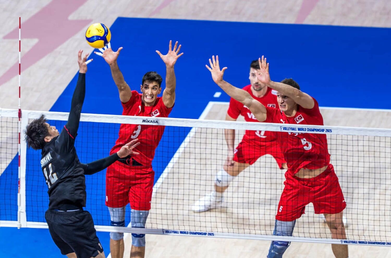 石川祐希のスパイクを止めにかかるトルコ代表　©︎Volleyball World