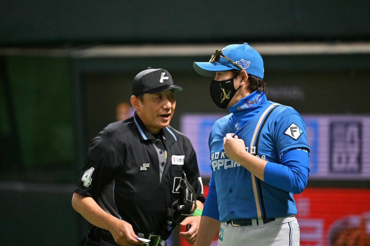 審判に伊藤の投手交代を告げた新庄剛志監督　©︎Hideki Sugiyama