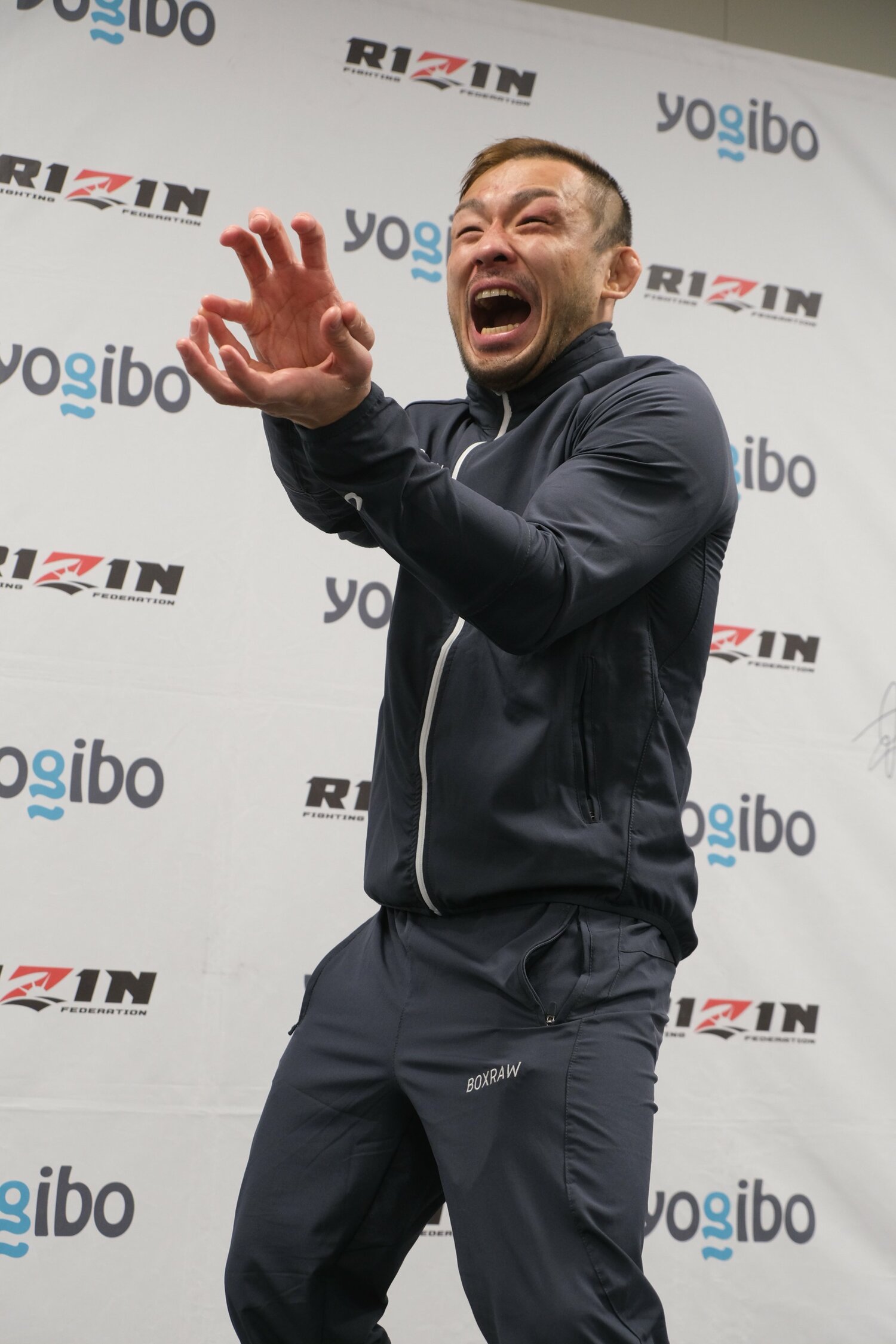 試合後のインタビュースペースでは、取材陣のリクエストに応え「かめはめ波」ポーズ　©Norihiro Hashimoto