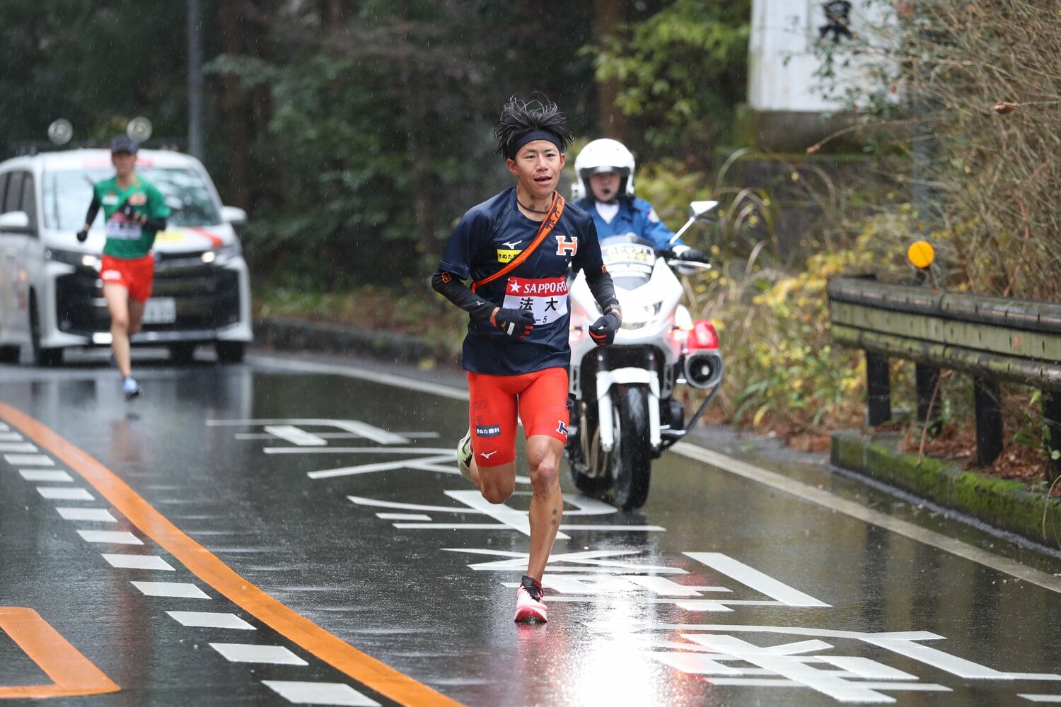 細迫の後ろから菊地が近づいていた　©Misa Fujii