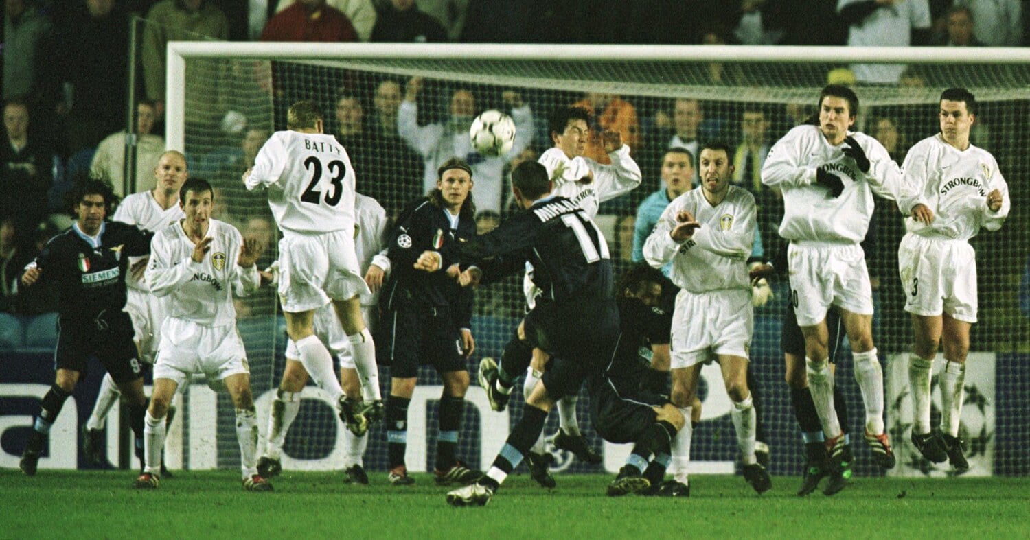 00-01シーズンのCLでフリーキックを放つミハイロビッチ　©Getty Images