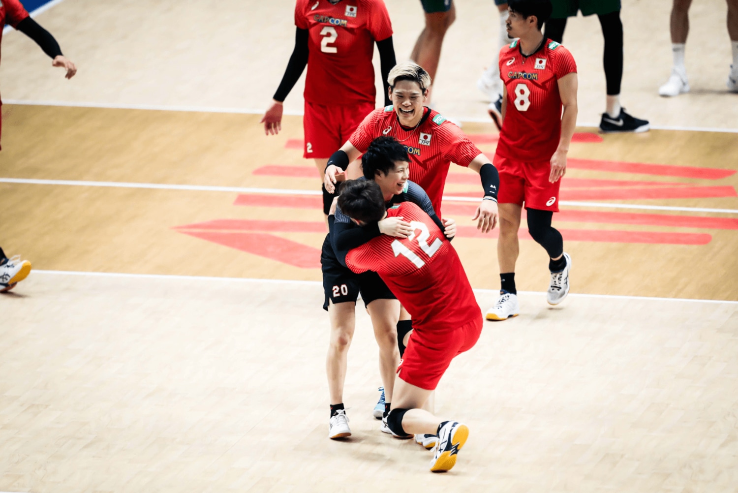 高橋藍とハグする山本智大　©︎FIVB