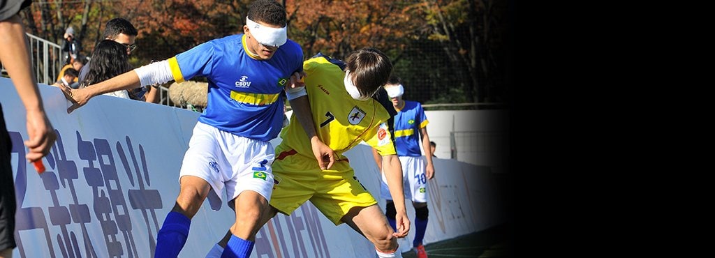 ブラインドサッカーの魅力と危惧。見る者を圧倒する激しい“肉弾戦”。＜Number Web＞ photograph by Moto Yoshimura