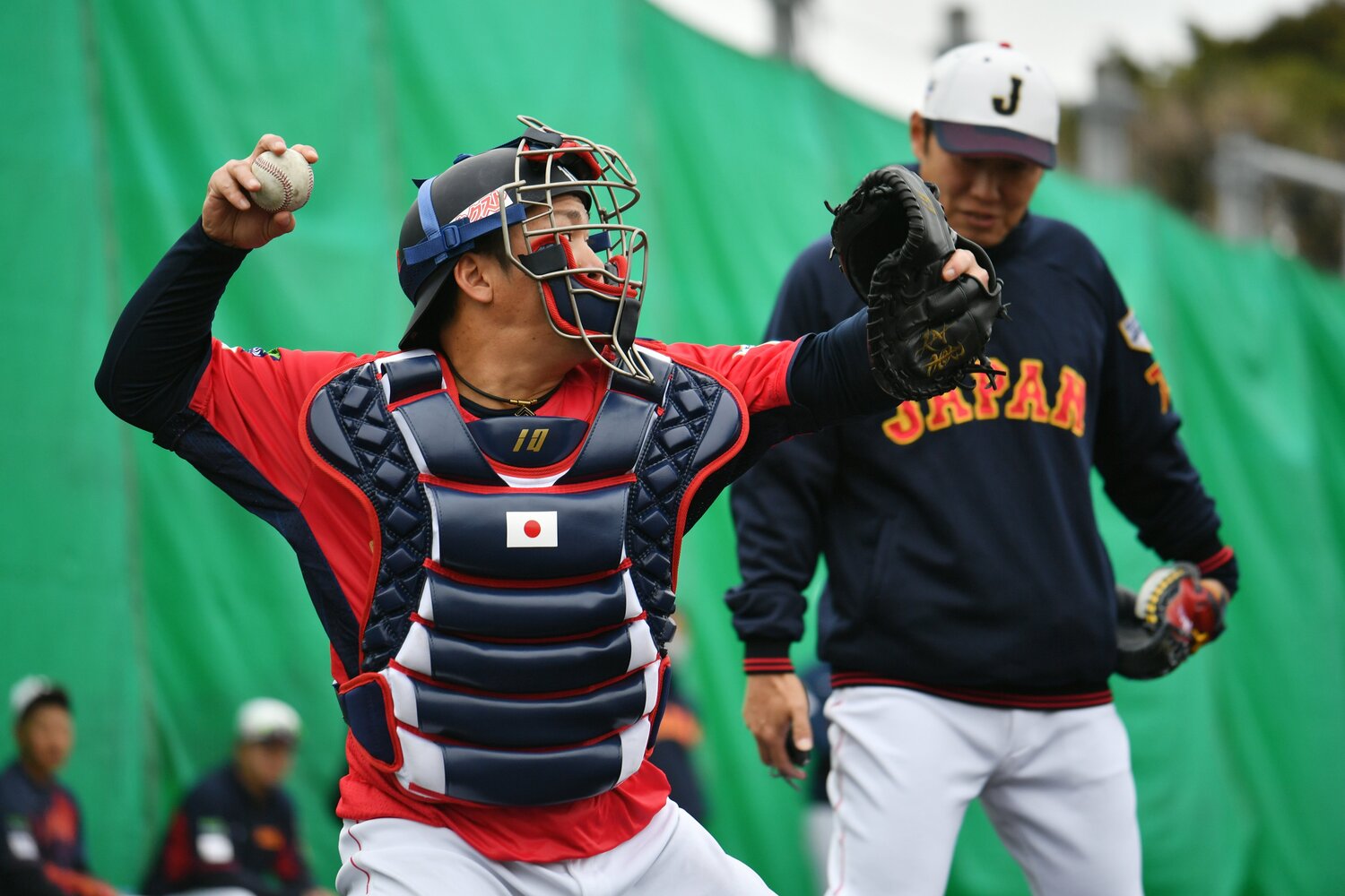 大谷、ダルビッシュ、山本、佐々木らスター投手をリードした３人のキャッチャーは重い責任を背負って奮闘した（手前は甲斐、後ろは村田コーチ）　©︎Hideki Sugiyama