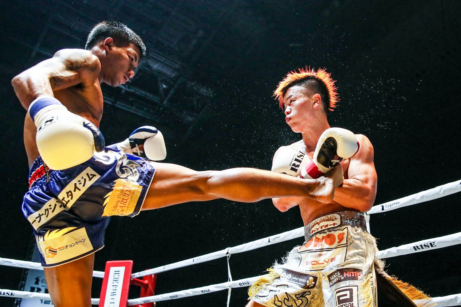 当時19歳の那須川天心にミドルキックを打ち込むロッタン・ジットムアンノン　©Susumu Nagao