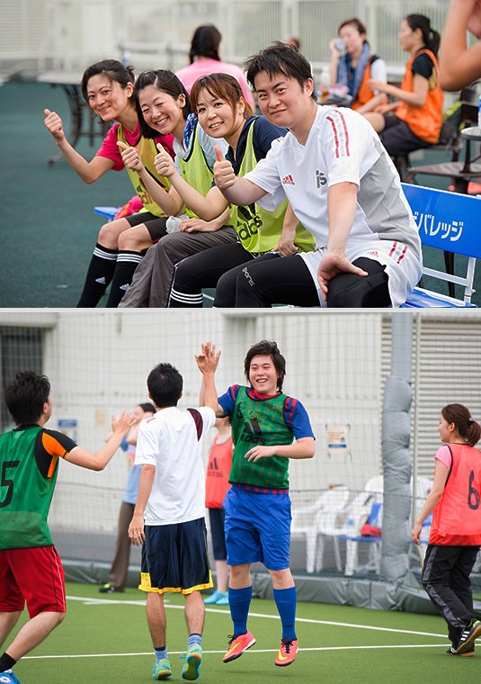 【写真上】 1時間もすれば、チームメイトともすっかり打ち解けます。親指を上げてカメラにポーズ。
【写真下】 ゴールを決めてハイタッチ。仲間のために活躍し、仲間に祝福される。ランとは別の充実感。