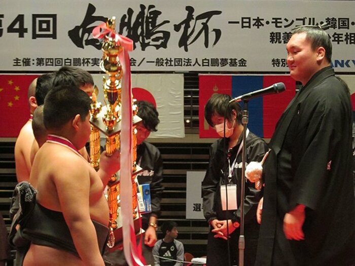初の国技館開催の白鵬杯で、横綱が見せた“おもてなし”。～自由参加のちびっこ相撲大会～＜Number Web＞ photograph by NIKKAN SPORTS