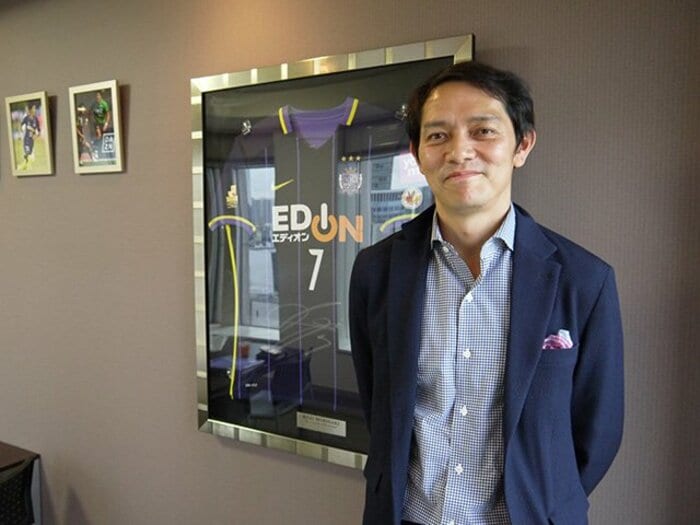 仲介人、社長、実況アナウンサー。西岡明彦の24時間365日サッカー人生。<Number Web> photograph by Atsushi Iio