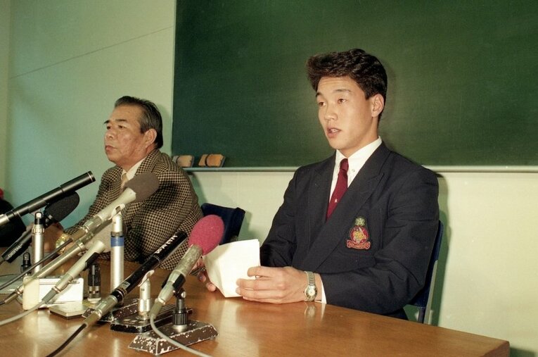 ロッテに交渉権が渡り、苦い表情を浮かべる小池秀郎（亜細亜大）。「ドラフトの時期になると、決まってあのときの映像が流される」 ／ photograph by Sankei Shimbun