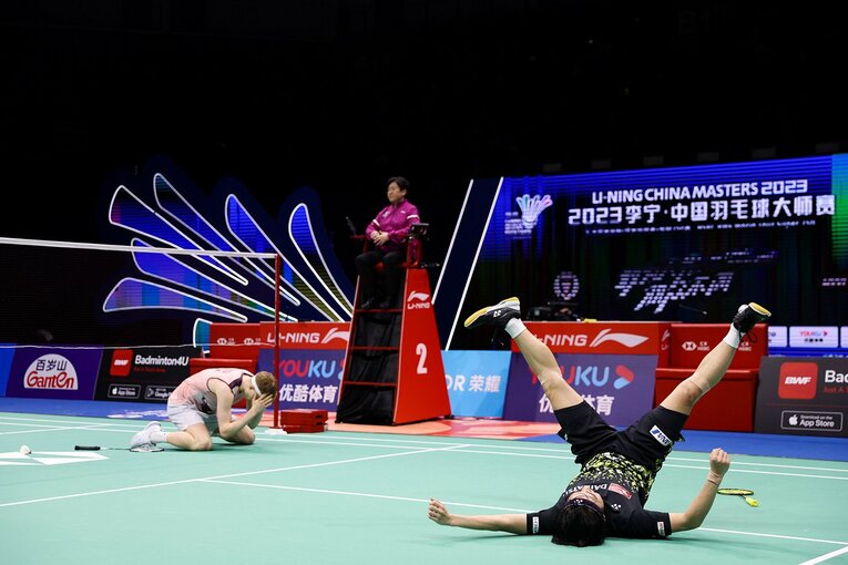 中国マスターズで死闘の末アントンセンに勝利して崩れ落ちる奈良岡（手前）　©AFLO